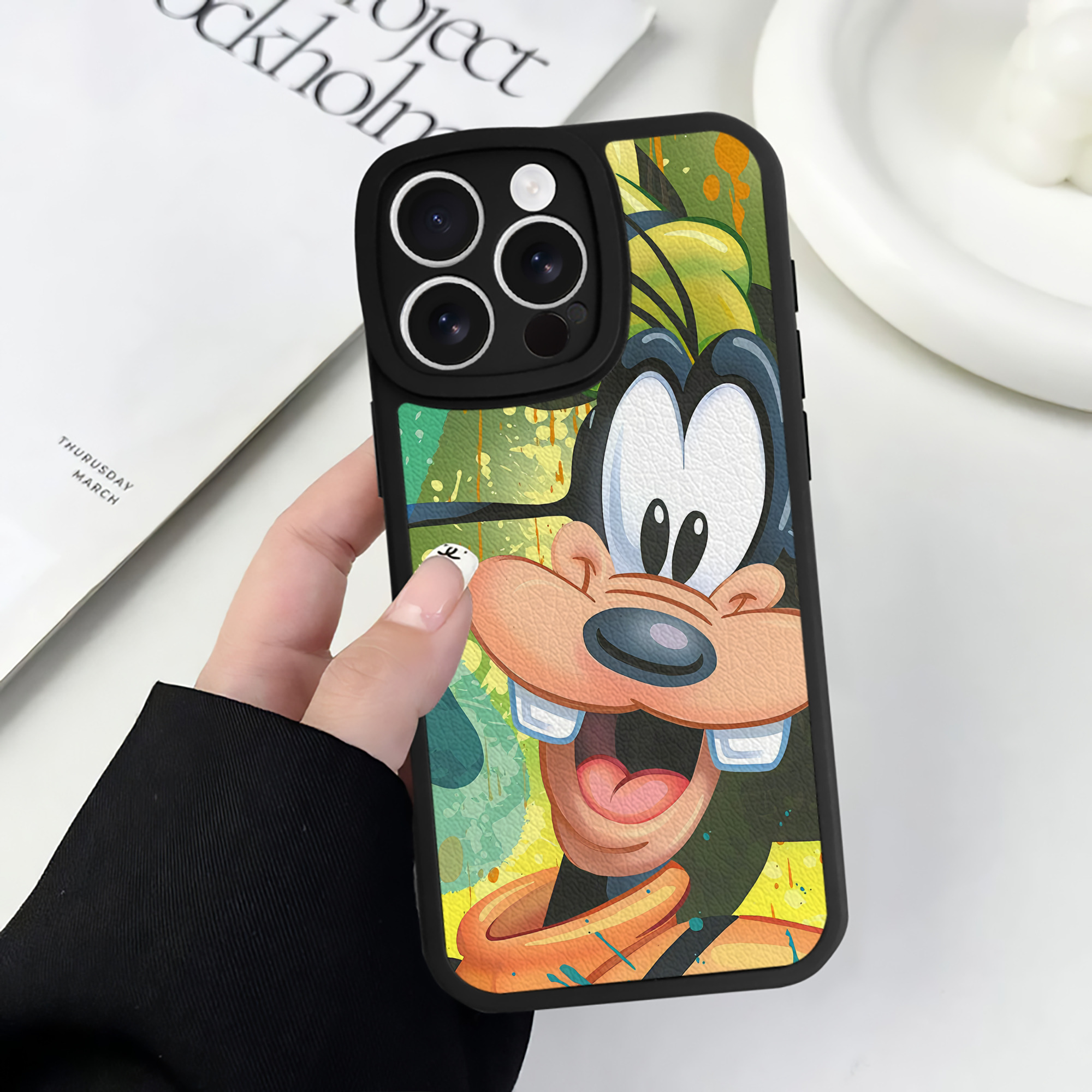 （画像用） ミッキーマウス Mickey Mouse 【iPhone 16シリーズ対応】シリコンスマホケース（レザー調） 材質：シリコン